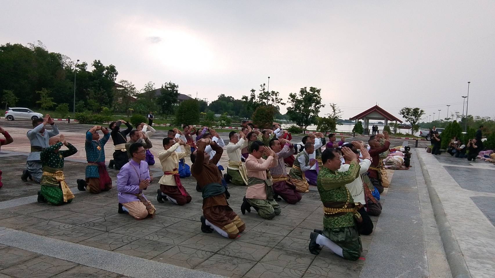 title - ร่ามพิธีถวายบังคมพระบรมราชานุสาวรีย์ พระบาทสมเด็จพระจุลจอมเกล้าเจ้าอยู่หัว (รัชกาลที่ 5) ภายใต้แนวคิด 